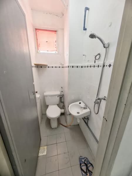 Kondominium untuk Disewa di Azuria Condominium - Weng Sern - Bathroom - PropertyGuru.com.my