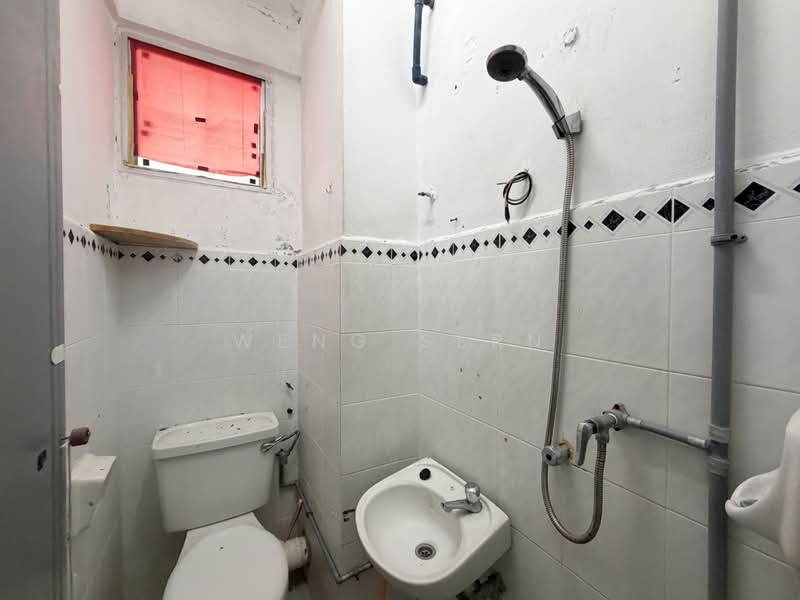 Kondominium untuk Disewa di Azuria Condominium - Weng Sern - Bathroom - PropertyGuru.com.my