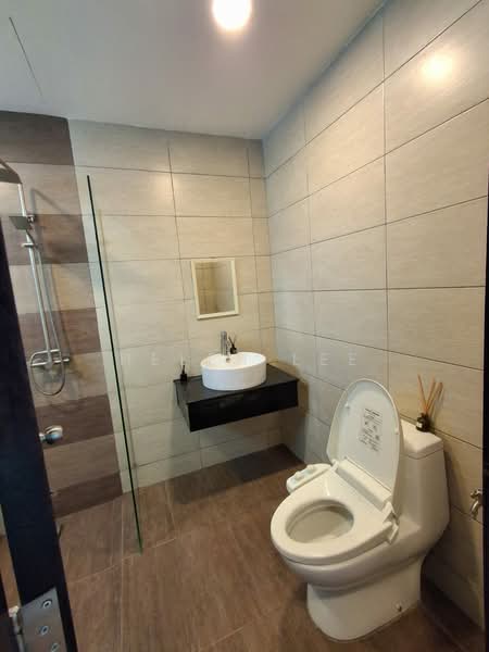 Servis Apartment untuk Dijual di Molek Regency - Helen Lee - Bathroom - PropertyGuru.com.my