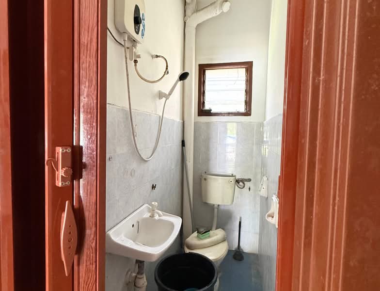 Rumah Teres 2 Tingkat untuk Dijual di Taman Puncak Jalil (Seri Kembangan) - Danny Lee - Bathroom - PropertyGuru.com.my