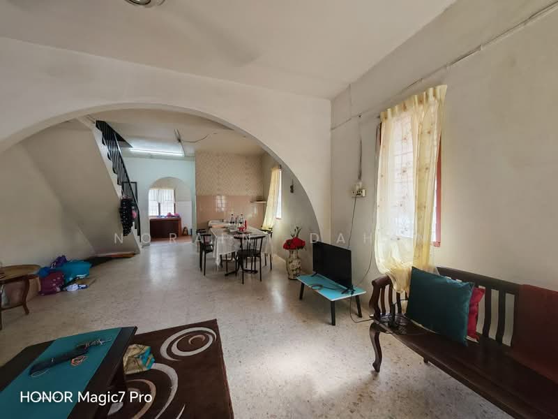 2-storey Terraced House for Sale in Batu Caves (Selangor) - Noraini Dahan - Living Room - PropertyGuru.com.my