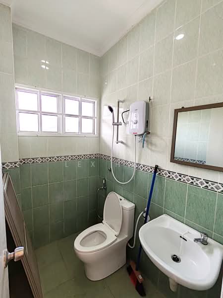 Rumah Banglo untuk Disewa di Taman Rasah Kemayan (Rasah) - Lex How - Bathroom - PropertyGuru.com.my