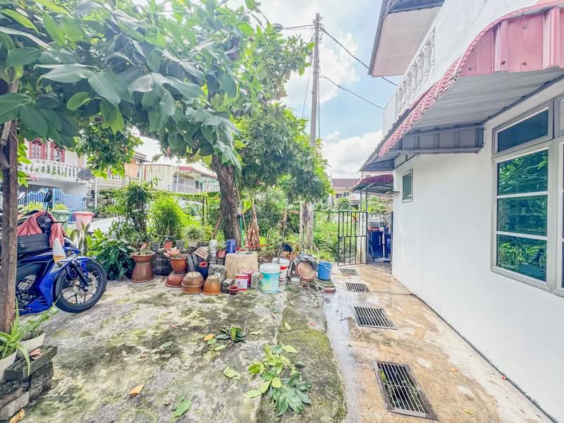 Rumah Teres 2 Tingkat untuk Dijual di Taman Indah Jaya (Petaling Jaya) - Azli Ibrahim - Exterior - PropertyGuru.com.my