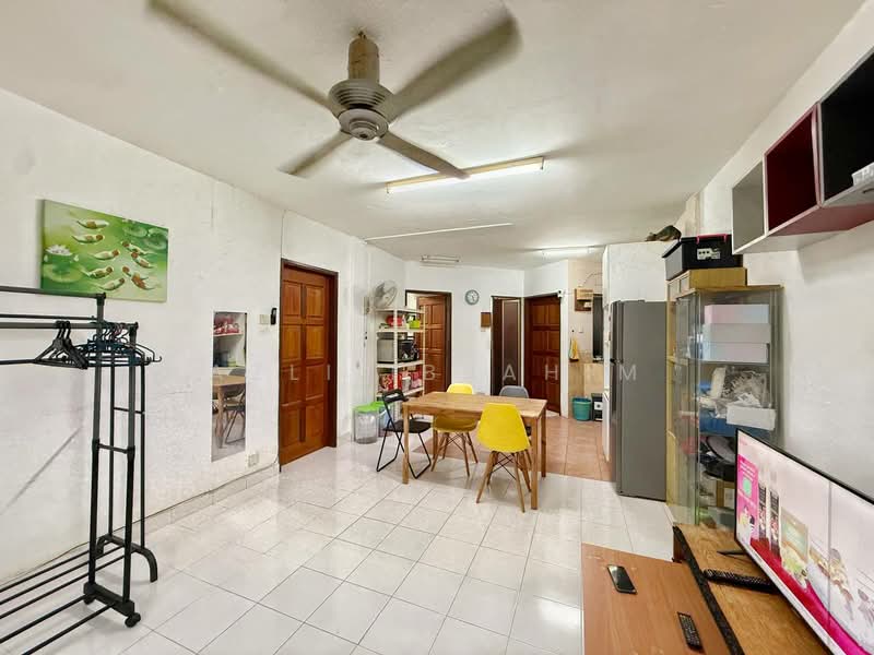 Pangsapuri untuk Dijual di Rampai Court - Azli Ibrahim - Living Room - PropertyGuru.com.my