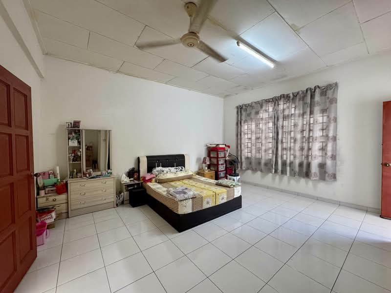 Rumah Teres 2 Tingkat untuk Dijual di Taman Sri Skudai (Skudai) - Lui Lui - Master Bedroom - PropertyGuru.com.my