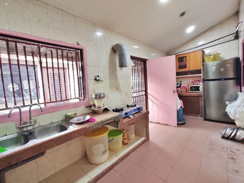 Rumah Teres 1 Tingkat untuk Dijual di Taman Sri Serdang (Seri Kembangan) - Azli Ibrahim - Kitchen - PropertyGuru.com.my