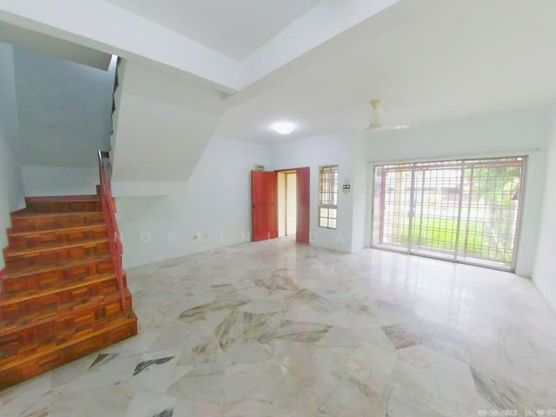 Rumah Teres 2 Tingkat untuk Dijual di Bandar Putra Permai (Seri Kembangan) - Noraini Dahan - Living Room - PropertyGuru.com.my