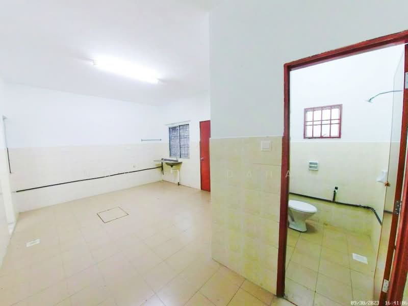 Rumah Teres 2 Tingkat untuk Dijual di Bandar Putra Permai (Seri Kembangan) - Noraini Dahan - Bathroom - PropertyGuru.com.my