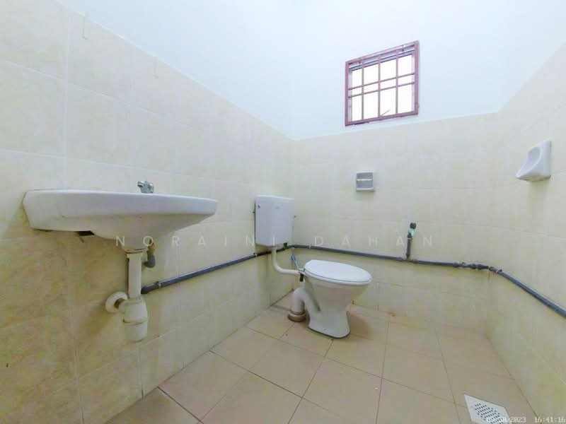 Rumah Teres 2 Tingkat untuk Dijual di Bandar Putra Permai (Seri Kembangan) - Noraini Dahan - Bathroom - PropertyGuru.com.my