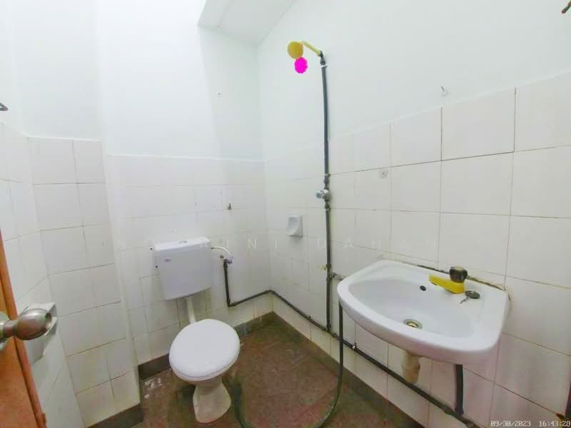 Rumah Teres 2 Tingkat untuk Dijual di Bandar Putra Permai (Seri Kembangan) - Noraini Dahan - Bathroom - PropertyGuru.com.my