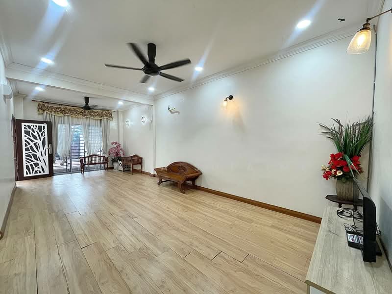 Rumah Berkembar untuk Dijual di Shah Alam (Selangor) - Yazila Sulaimi - Living Room - PropertyGuru.com.my