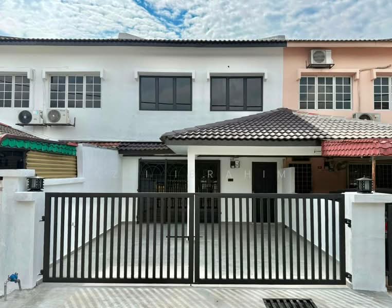 Rumah Teres 2 Tingkat untuk Dijual di Seksyen 2, Taman Kinrara (Puchong) - Azli Ibrahim - Exterior - PropertyGuru.com.my