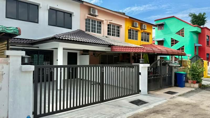 Rumah Teres 2 Tingkat untuk Dijual di Seksyen 2, Taman Kinrara (Puchong) - Azli Ibrahim - Exterior - PropertyGuru.com.my