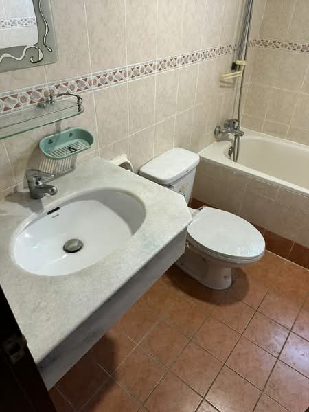 Kondominium untuk Disewa di Gurney Park Condominium - Xinnee . - Bathroom - PropertyGuru.com.my