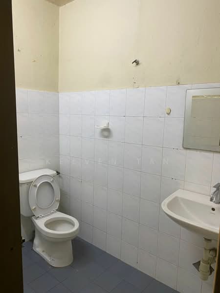 Rumah Teres 1 Tingkat untuk Disewa di Taman Kepong (Kepong) - Kelven Tan - Bathroom - PropertyGuru.com.my