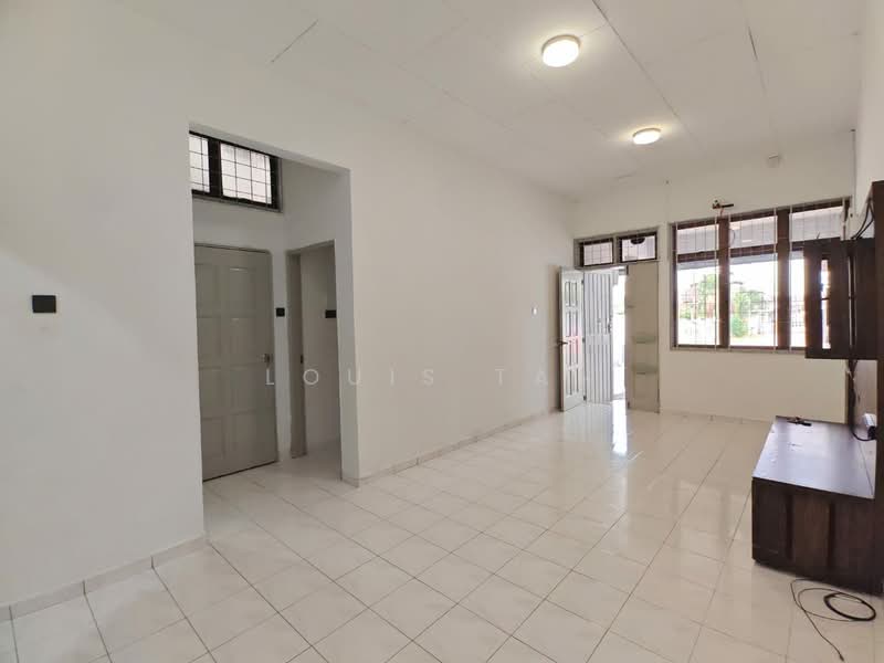 Rumah Teres 1 Tingkat untuk Disewa di Taman Daya (Johor Bahru) - Louis Tan - Living Room - PropertyGuru.com.my