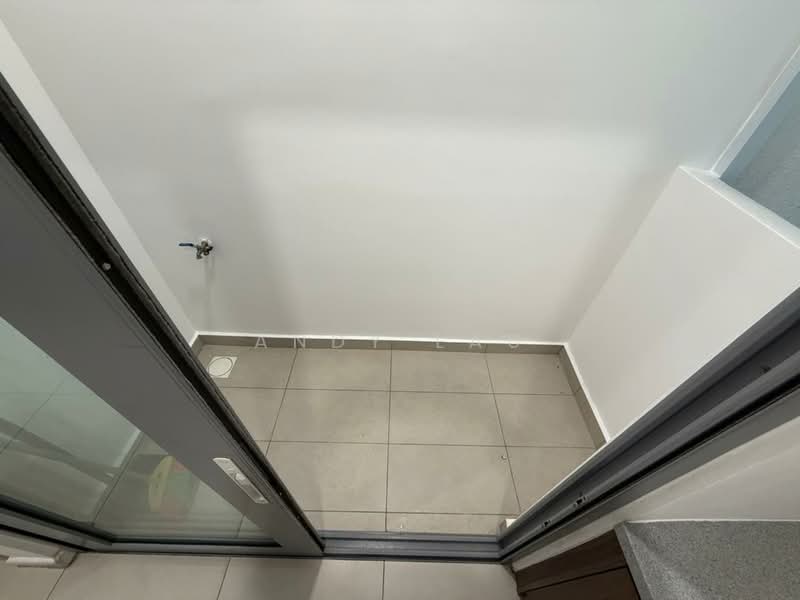 Kondominium untuk Disewa di Lakefront Residence - Andy Lau - Balcony - PropertyGuru.com.my