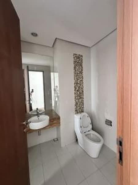 Kondominium untuk Disewa di 8 Gurney (The Shore Condominium) - Shirley Beh - Bathroom - PropertyGuru.com.my