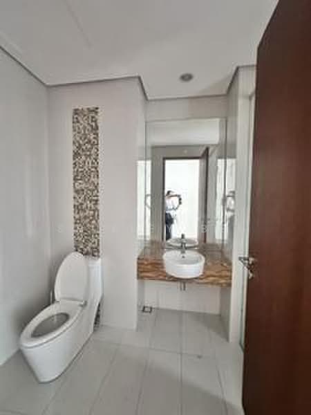 Kondominium untuk Disewa di 8 Gurney (The Shore Condominium) - Shirley Beh - Bathroom - PropertyGuru.com.my
