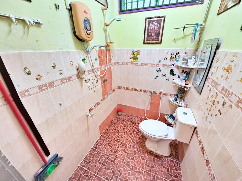 Bungalow for Sale in Taman Tuanku Jaafar (Sungai Gadut) - Herman Sazwan Nor Rahim - Bathroom - PropertyGuru.com.my