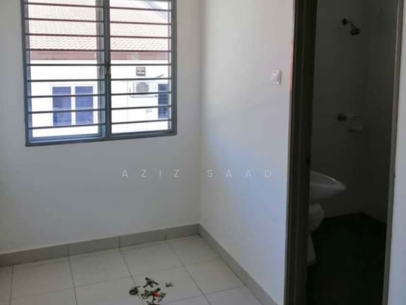Rumah Teres untuk Dijual di Aman Putri (Sungai Buloh) - Aziz Saad - Bathroom - PropertyGuru.com.my