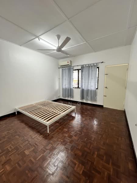 Rumah Teres 2 Tingkat untuk Disewa di SS2 (Petaling Jaya) - Hwa Kong Ding - Bedroom - PropertyGuru.com.my