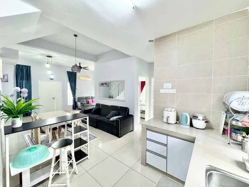 Semi-Detached House for Sale in Taman Desiran Bayu (Puchong) - Ali Idris - Living Room - PropertyGuru.com.my