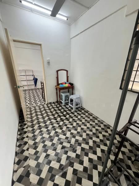 Flat for Sale at Sri Saujana - Aizat Saifulrullah - Interior - PropertyGuru.com.my
