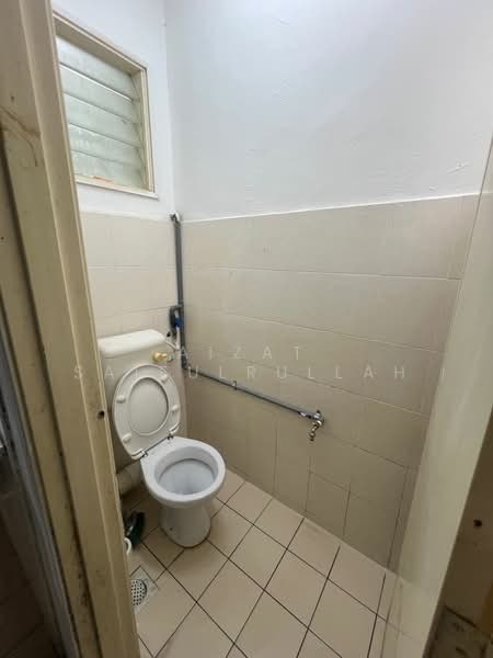 Flat for Sale at Sri Saujana - Aizat Saifulrullah - Bathroom - PropertyGuru.com.my