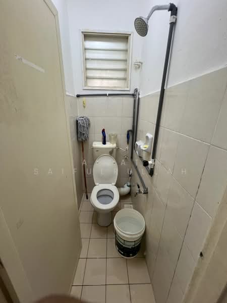Flat for Sale at Sri Saujana - Aizat Saifulrullah - Bathroom - PropertyGuru.com.my