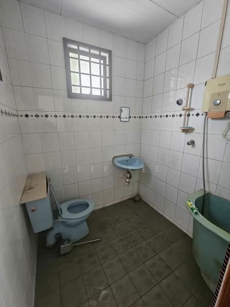 Rumah Teres 1 Tingkat untuk Dijual di Taman Ungku Tun Aminah (Skudai) - Jeff Lee - Bathroom - PropertyGuru.com.my
