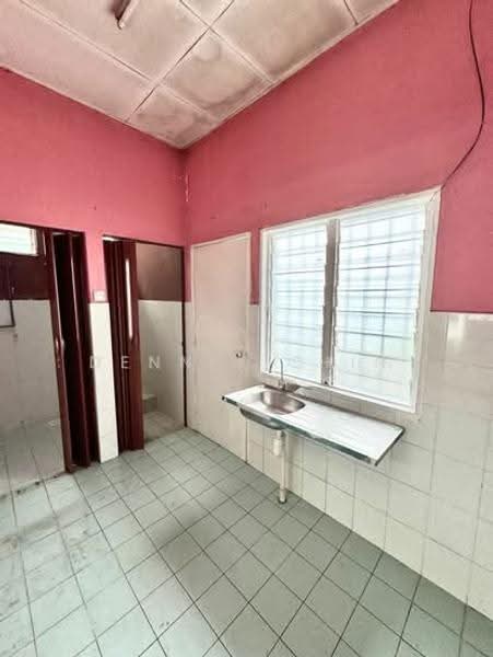1-storey Terraced House for Sale in Bandar Mahkota Banting (Tanjong Duabelas) - Dennix Chin - Kitchen - PropertyGuru.com.my
