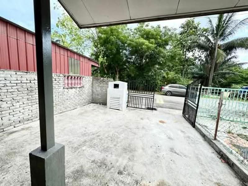 1-storey Terraced House for Sale in Bandar Mahkota Banting (Tanjong Duabelas) - Dennix Chin - Exterior - PropertyGuru.com.my