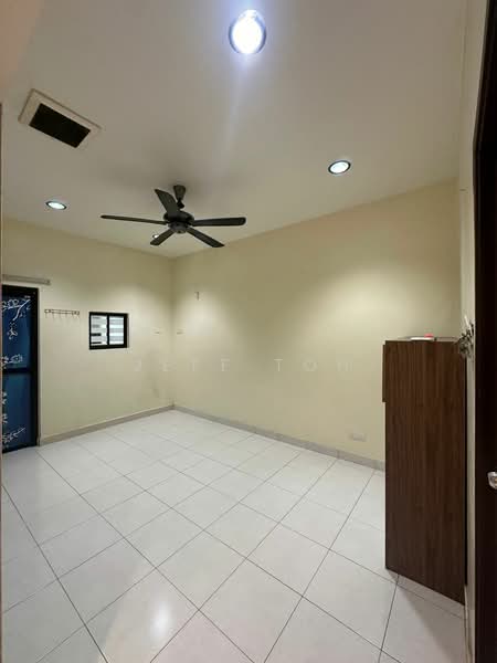 1-storey Terraced House for Sale in Bandar Putra Kulai (Kulai) - Jeff Toh - Dinner Area - PropertyGuru.com.my