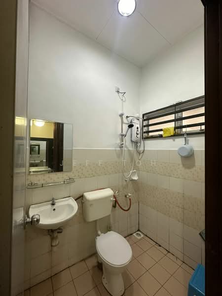 1-storey Terraced House for Sale in Bandar Putra Kulai (Kulai) - Jeff Toh - Master Bathroom - PropertyGuru.com.my