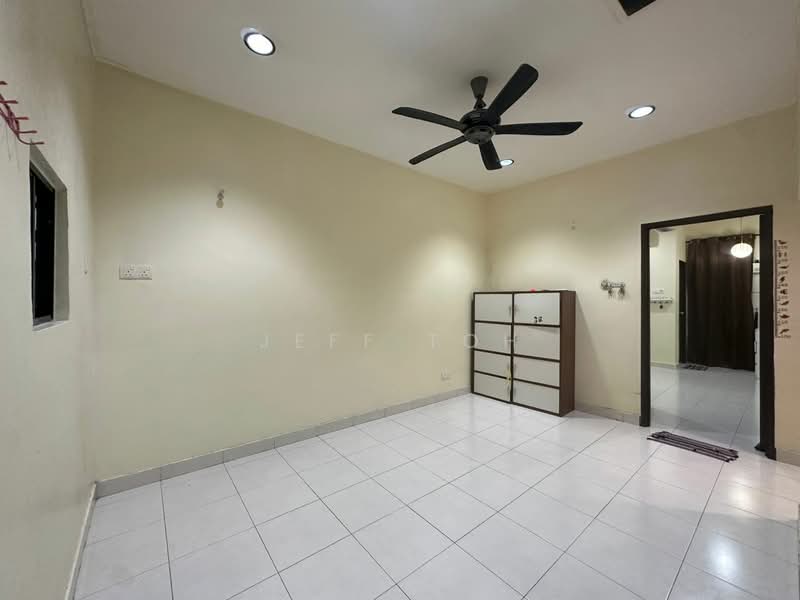 1-storey Terraced House for Sale in Bandar Putra Kulai (Kulai) - Jeff Toh - Dinner Area - PropertyGuru.com.my