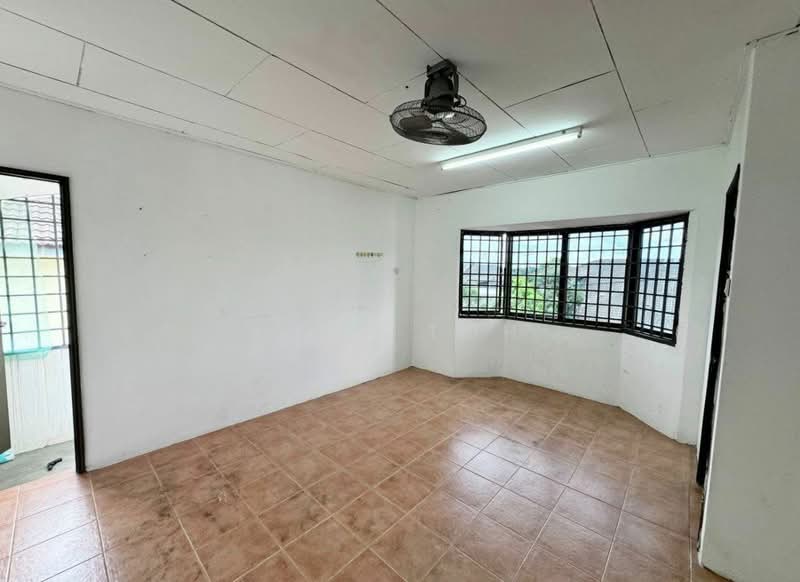 2-storey Terraced House for Sale in Senai (Kulai) - Jeff Toh - Master Bedroom - PropertyGuru.com.my