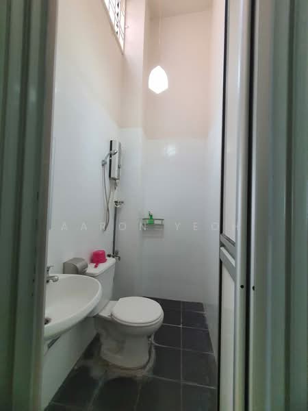 2-storey Terraced House for Sale in Taman Saujana Ampang (Ampang) - Aaron Yeoh - Bathroom - PropertyGuru.com.my
