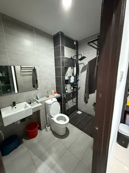Service Residence for Sale at 8Scape Residence @ Sutera - Bernice Tee - Bathroom - PropertyGuru.com.my
