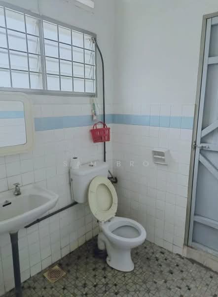 Semi-Detached House for Sale in Kem Batu 3 (Kluang) - Sam Bro - Bathroom - PropertyGuru.com.my