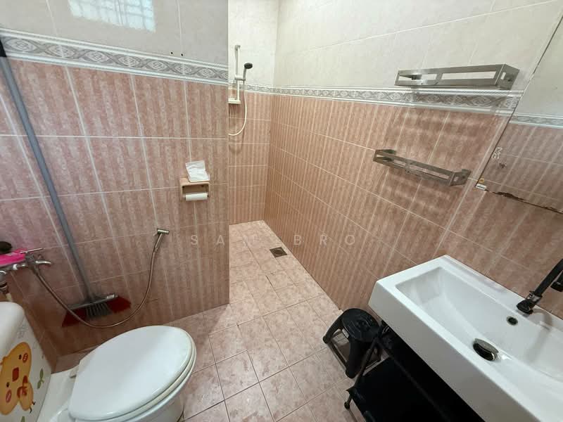 Semi-Detached House for Sale in Taman Sunrise (Kluang) - Sam Bro - Bathroom - PropertyGuru.com.my