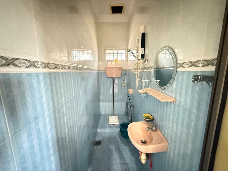 Semi-Detached House for Sale in Taman Sunrise (Kluang) - Sam Bro - Bathroom - PropertyGuru.com.my