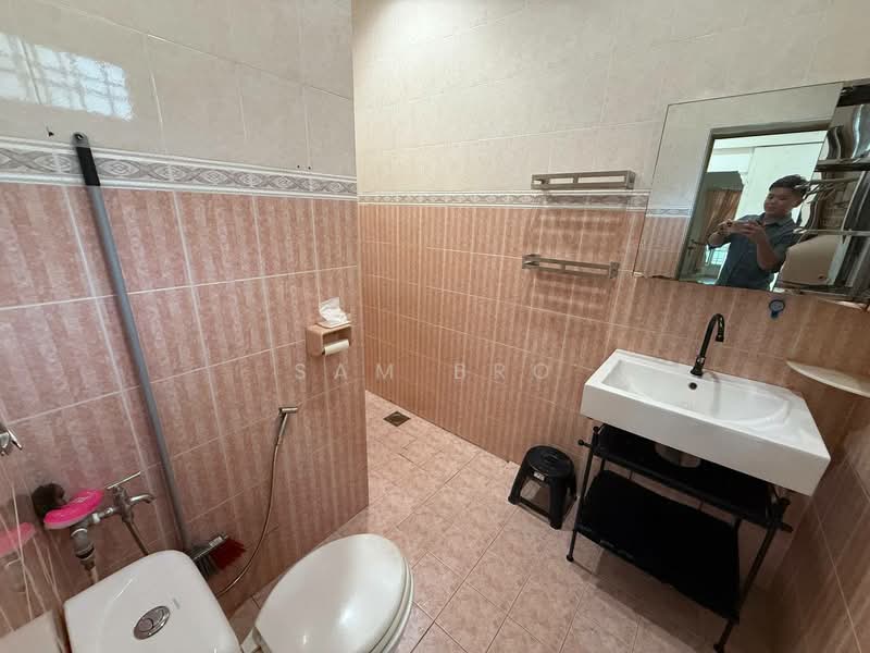 Semi-Detached House for Sale in Taman Sunrise (Kluang) - Sam Bro - Bathroom - PropertyGuru.com.my