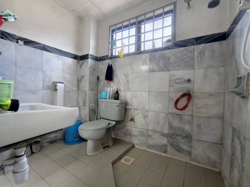 Rumah Teres 2 Tingkat untuk Dijual di Taman Sri Putri (Skudai) - Iden Tan - Bathroom - PropertyGuru.com.my