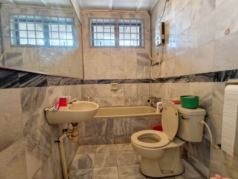 Rumah Teres 2 Tingkat untuk Dijual di Taman Sri Putri (Skudai) - Iden Tan - Bathroom - PropertyGuru.com.my