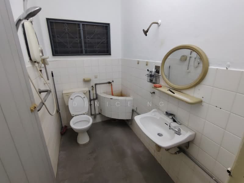 Rumah Teres 2 Tingkat untuk Dijual di Taman Overseas Union (Taman Oug) (Jalan Klang Lama (Old Klang Road)) - Denice Ng - Bathroom - PropertyGuru.com.my