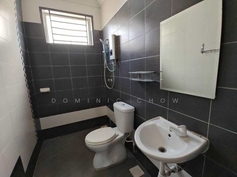 Rumah Teres 2 Tingkat untuk Disewa di Taman Mutiara Rini (Skudai) - Dominic Chow - Bathroom - PropertyGuru.com.my