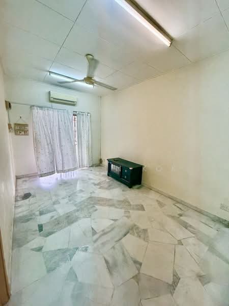 Rumah Teres 1 Tingkat untuk Disewa di Taman Kajang Prima (Kajang) - Calvin Kok - Living Room - PropertyGuru.com.my