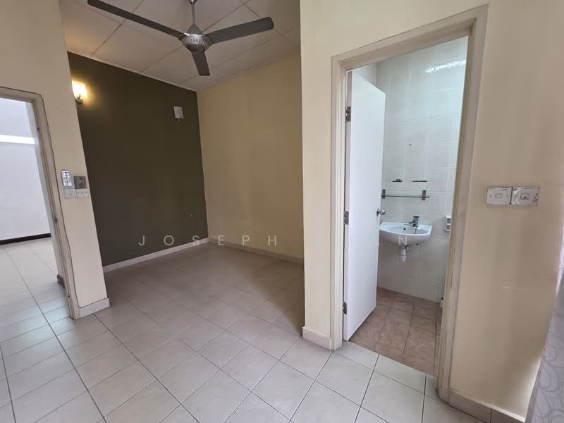 Rumah Teres untuk Dijual di Bukit Jelutong (Shah Alam) - Joseph Chan - Upstairs room - PropertyGuru.com.my