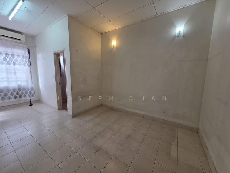 Rumah Teres untuk Dijual di Bukit Jelutong (Shah Alam) - Joseph Chan - Upstairs room - PropertyGuru.com.my